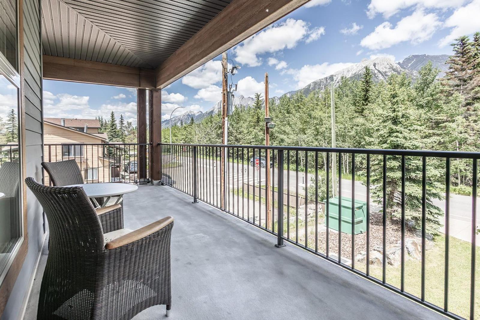 1 Bd Corner Unit Stunning Views Wrap Around Deck * Canmore