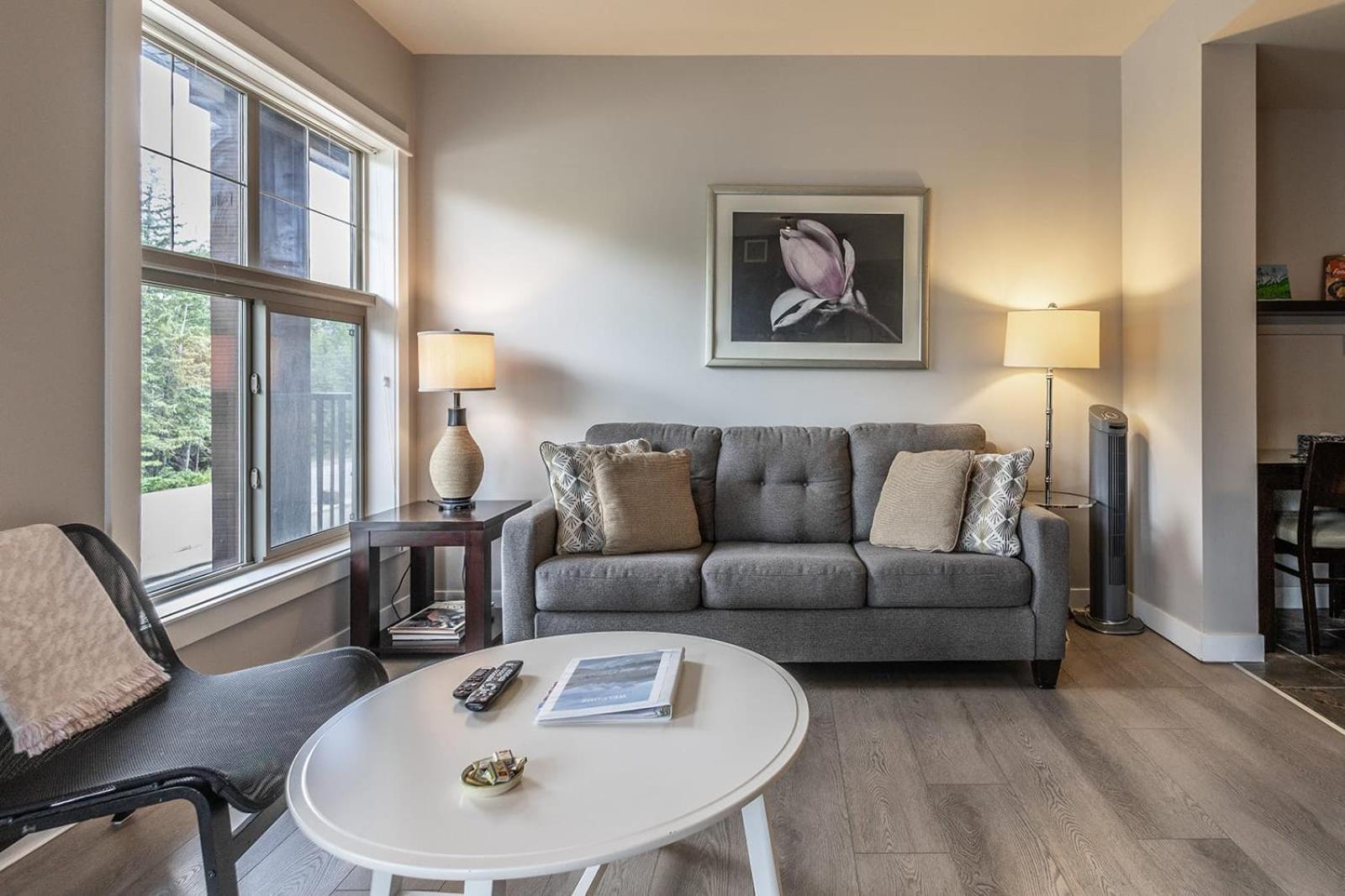 Apartment 1 Bd Corner Unit Stunning Views Wrap Around Deck