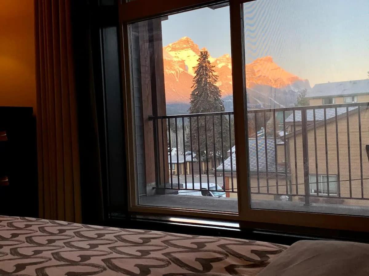 1 Bd Corner Unit Stunning Views Wrap Around Deck Apartment *