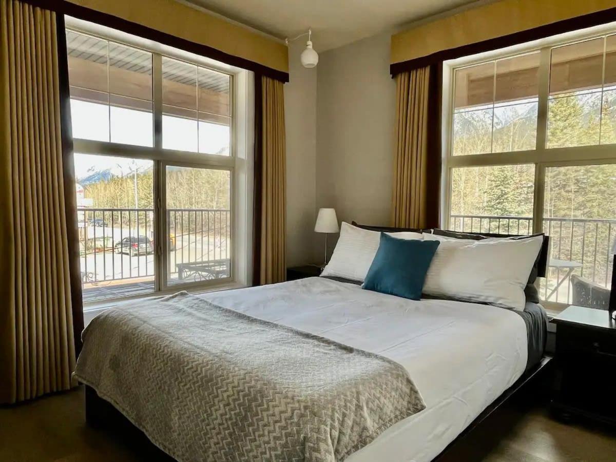 1 Bd Corner Unit Stunning Views Wrap Around Deck Canmore